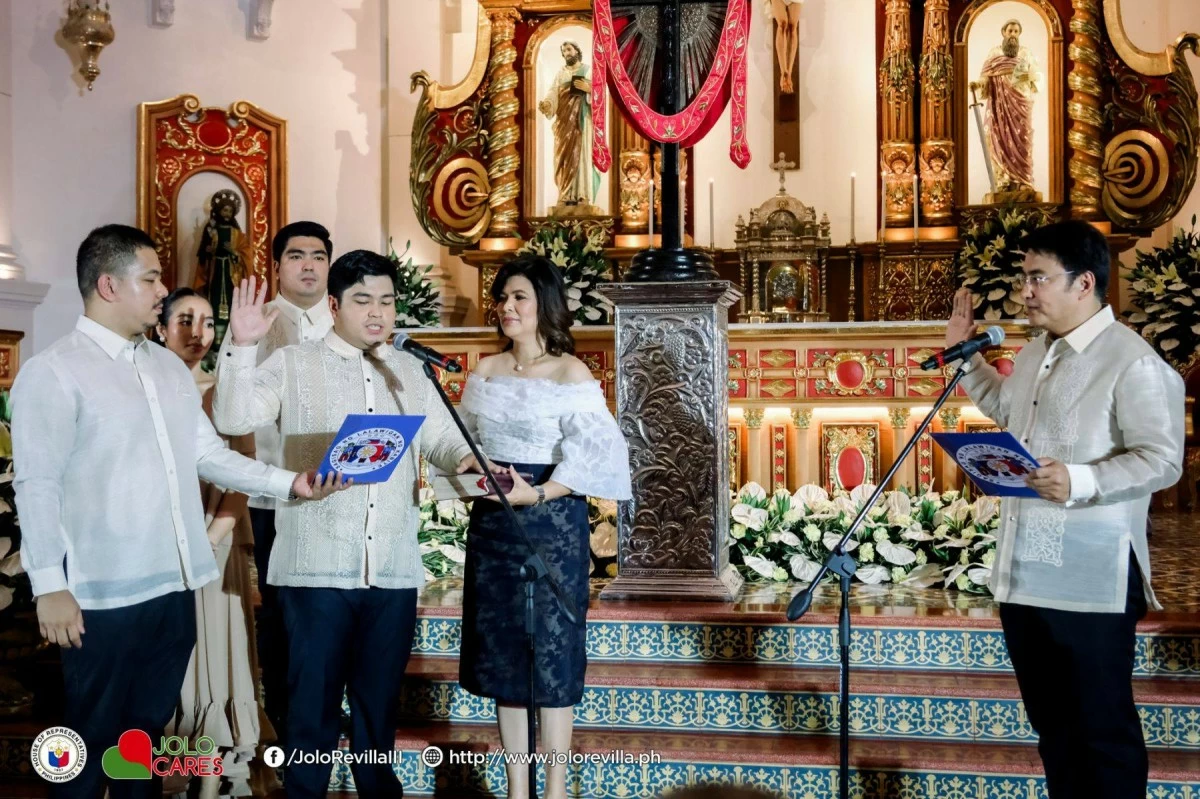 Vice Governor-elect Ram Revilla Bautista takes oath before his father, Sen. Ramon 