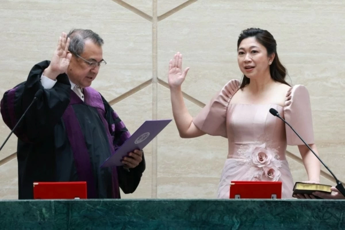 Chief Justice Alexander Gesmundo administers the oath of office of Taguig Mayor Lani Cayetano on June 26 (Photo from Mayor Cayetano’s Facebook account) 
