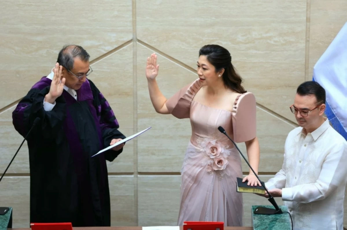 Taguig Mayor Lani Cayetano takes her oath of office before Chief Justice Alexander Gesmundo witnessed by her husband, Senator Alan Peter Cayetano, on June 26 (Photo from Mayor Cayetano’s Facebook account) 
