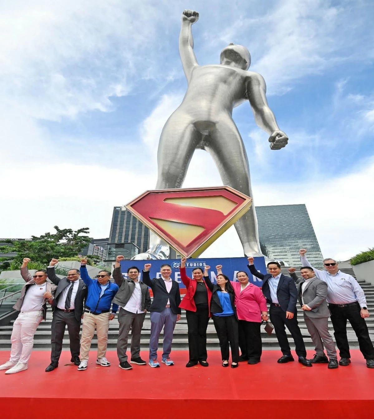 RLC executives do the Victor Post. In the photo were Jericho P. Go, senior vice president & Robinsons Offices BU GM; Barun Jolly, senior vice president & Robinsons Hotels and Resorts BU GM; Bomboy Lim, general manager Robinsons Movieworld; LA Montes, assistant vice president business development Robinsons Destination Estates; Kerwin S. Tan, chief financial officer; Mybelle V. Aragon-GoBio, president & CEO; Cora Ang Ley, senior vice president and head of corporate land acquistion; Fatima Olaguer HR head; Faraday D. Go executive vice president and Robinsons Malls BU GM; Jay de la Cuadra, assistant vice president business development; and Chad Sotelo, senior vice president and BU general manager RLC Residences.