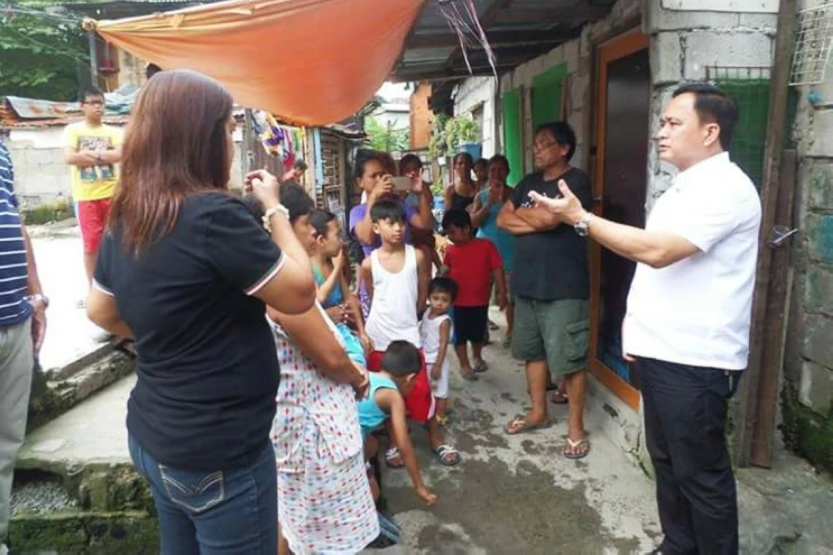 Pateros Mayor Miguel Ponce III talking to residents in October 2016 (Photo from the Pateros municipal government's Facebook page) 