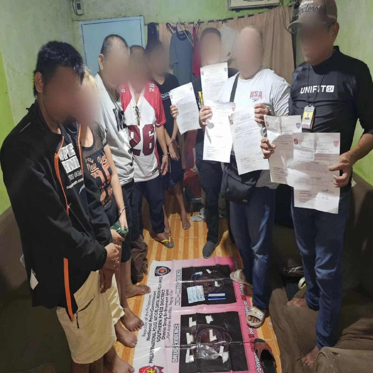 The arrested suspects and the confiscated pieces of evidence. (Photo from SPD)