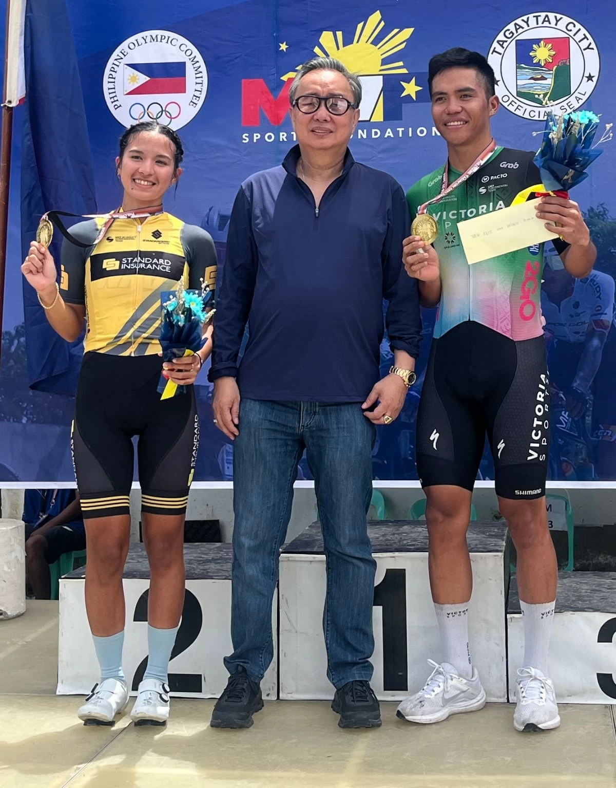 PHILIPPINE Olympic Committee president Abraham “Bambol” Tolentino (center) with Elite category winners Mathilda Krogg and Edson Corbadora.