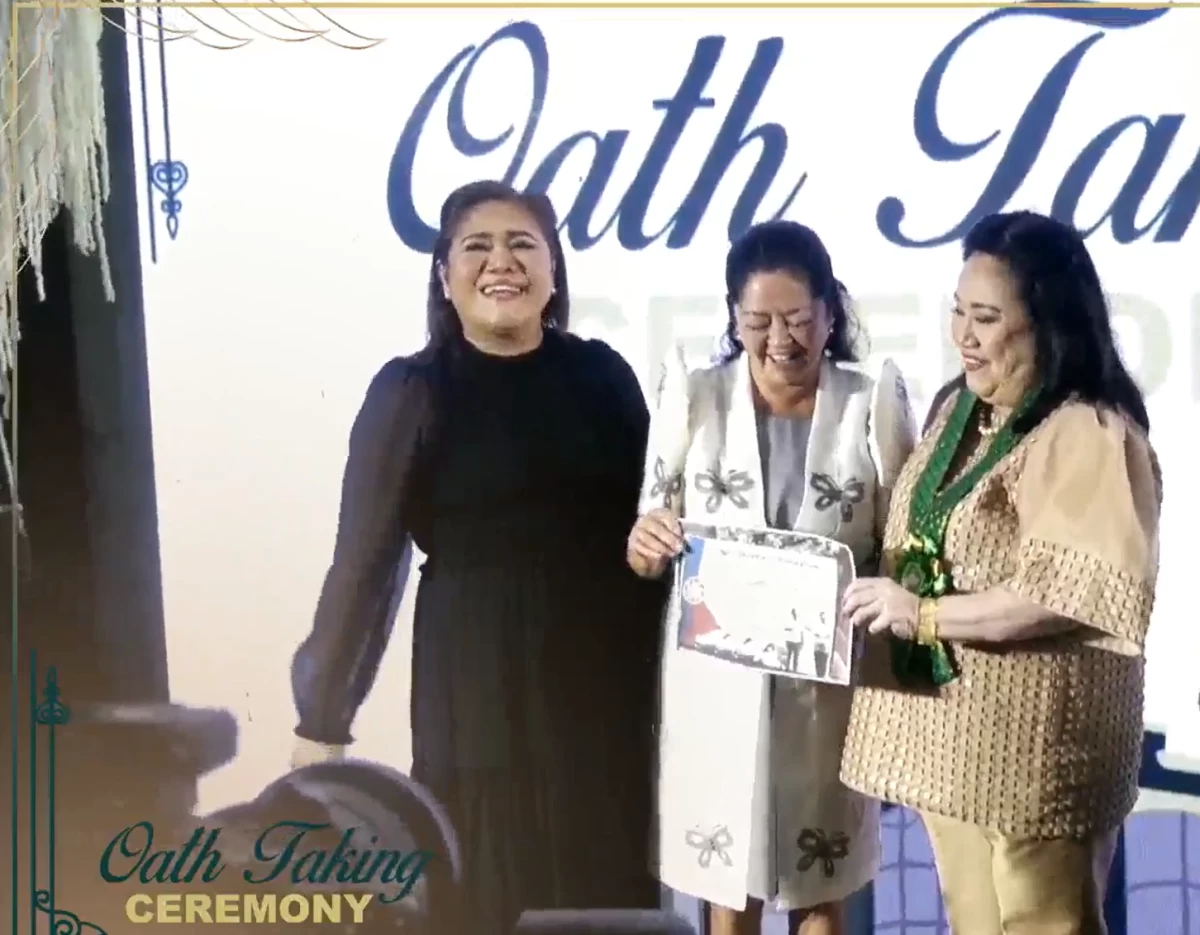 First Lady Liza Araneta-Marcos pose for a photo with Mayor-elect April Aguilar and Vice Mayor-elect Imelda Aguilar. (Photo from Las Piñas PIO)