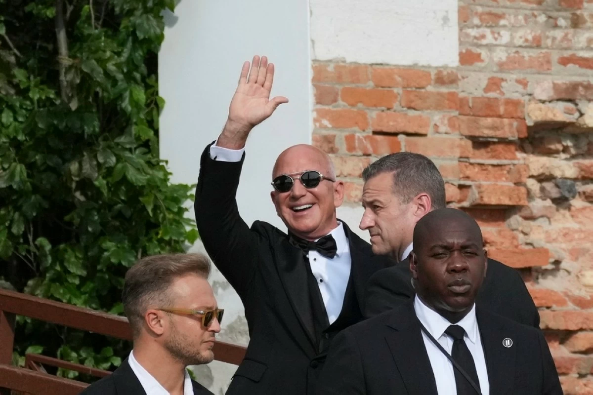 Jeff Bezos waves as he arrives at San Giorgio island ahead of the anticipated wedding celebrations with Lauren Sanchez, in Venice, Italy, Friday, June 27, 2025. (AP Photo/Antonio Calanni)