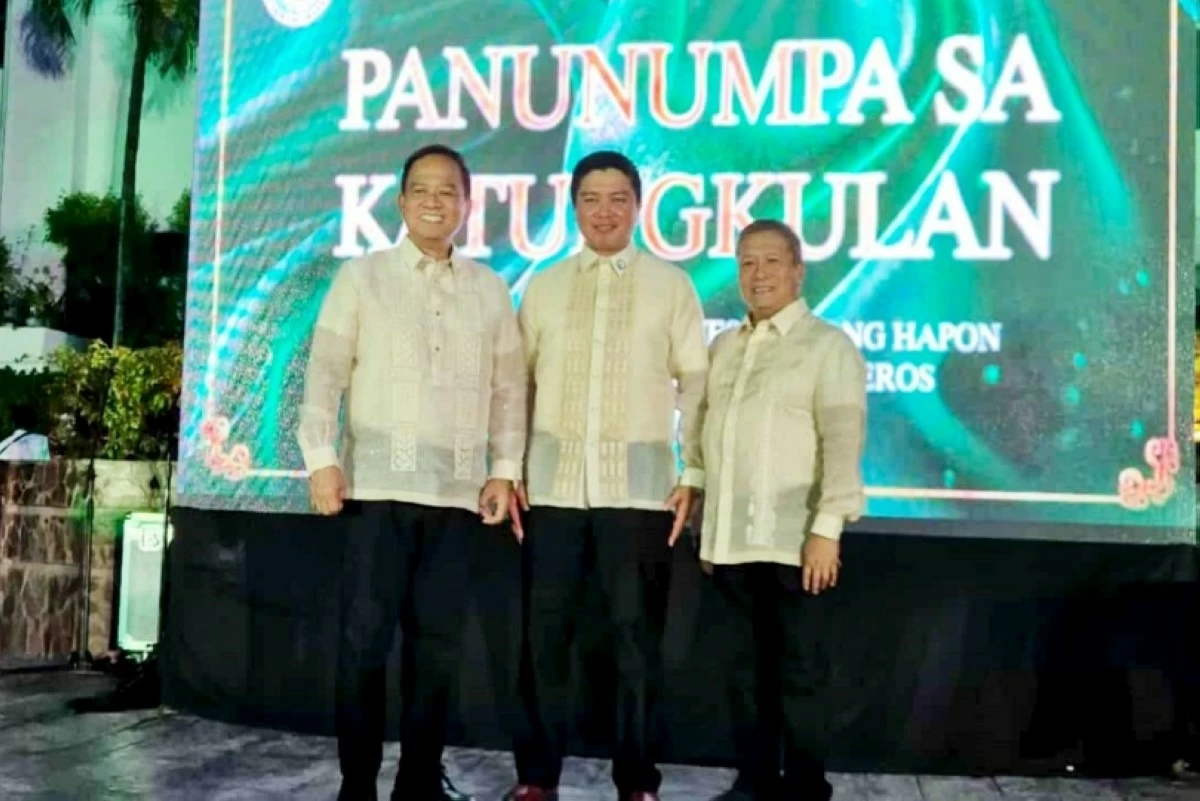 New Pateros Mayor Gerald German (center) with incumbent Mayor Miguel Ponce III (left) and former mayor Rosendo Capco during the oath-taking ceremony on June 27 (Photo from the Pateros municipal government's Facebook account) 