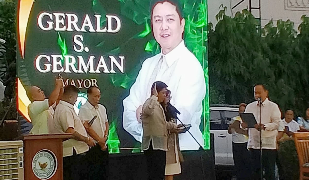 Gerald German taking his oath as the new mayor of Pateros before incumbent Mayor Miguel Ponce III on June 27 (Photo from Mayor German's Facebook account)