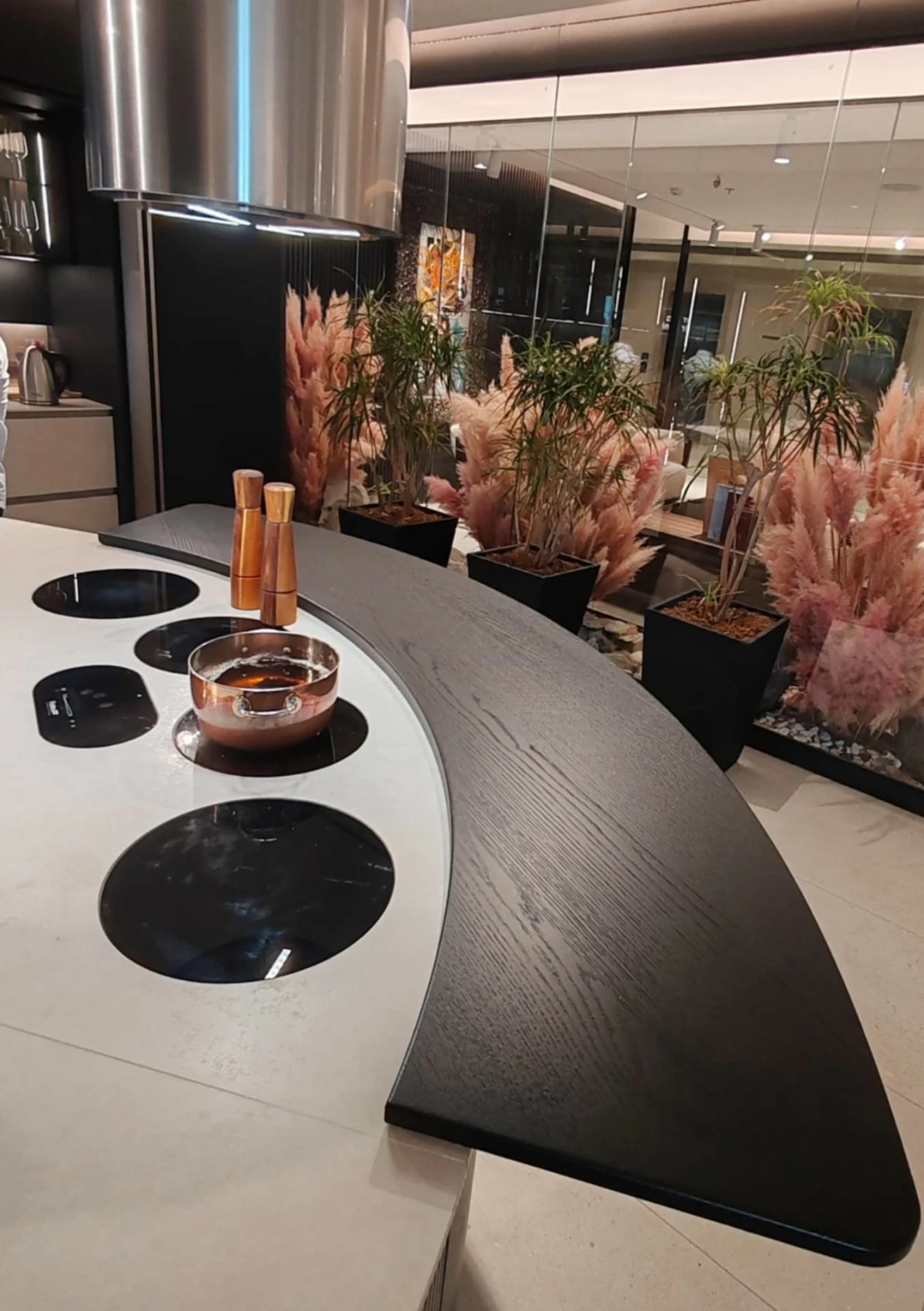 The curved kitchen island saves on space and fosters flowing movement with ease.