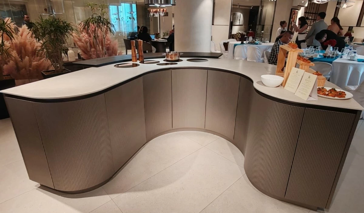 This curved kitchen model has a C-shaped island and body.