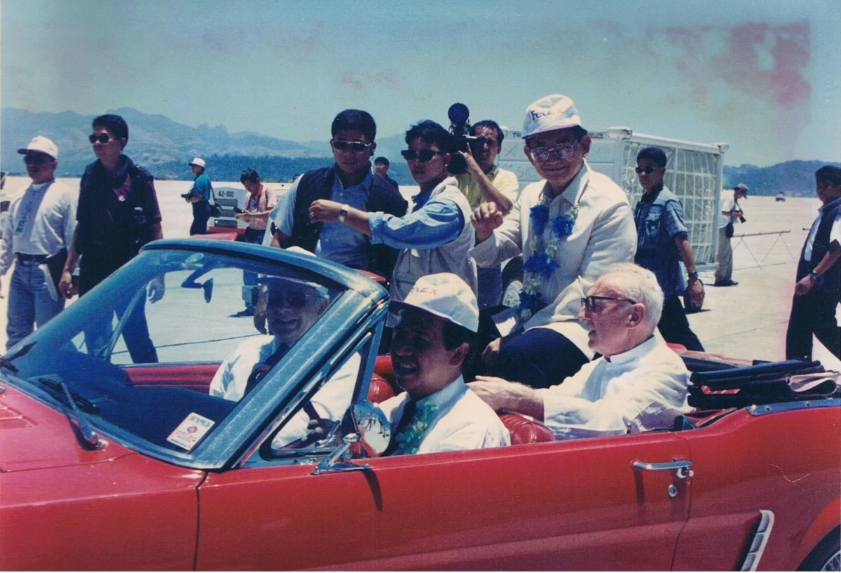 Richard Gordon driving then President Fidel V. Ramos and Fred Smith at the Subic Bay International Airport to witness the landing of the first FedEx plane on April 30, 1995, starting its operations there.