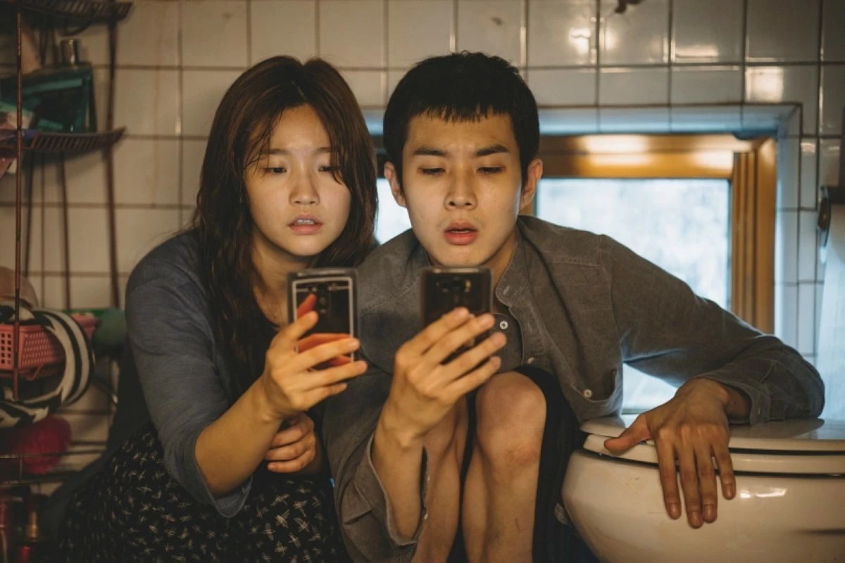 Park So-dam (left) and  Choi Woo-shik in 