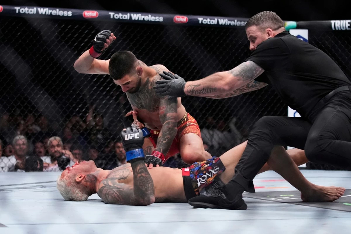 Ilia Topuria pounds on Charles Oliveira in a lightweight title fight at UFC 317, Saturday, June 28, 2025, in Las Vegas. (AP Photo/John Locher)