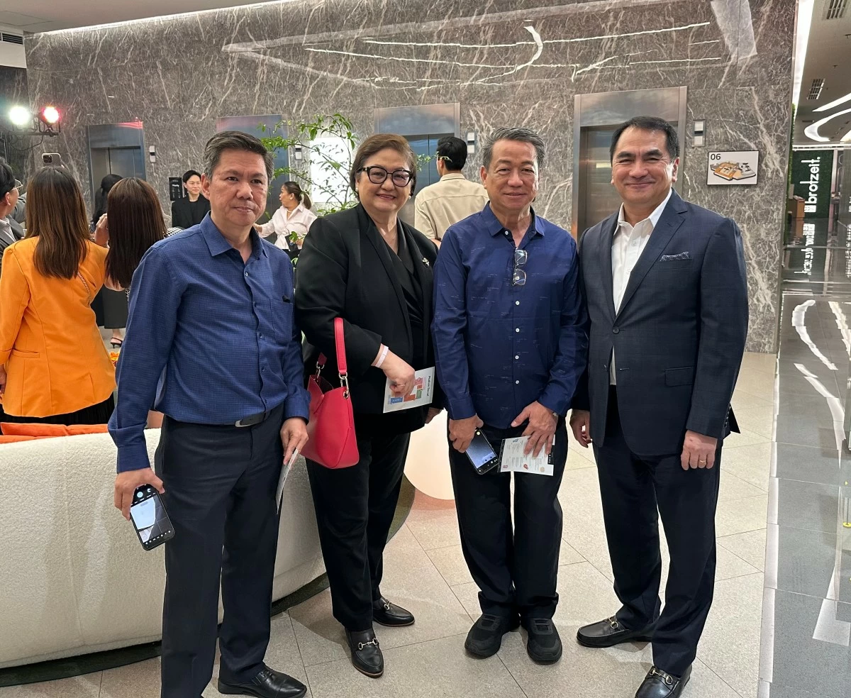 Atty. Nilo Divina (far right) of Bistro Aurora and his special guests