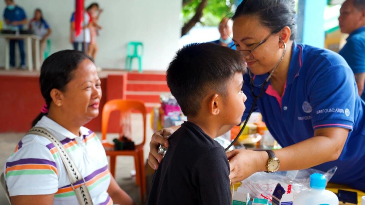 John David and Lenny Cabral-Anciado join the medical mission in Nasugbu, Batangas.

