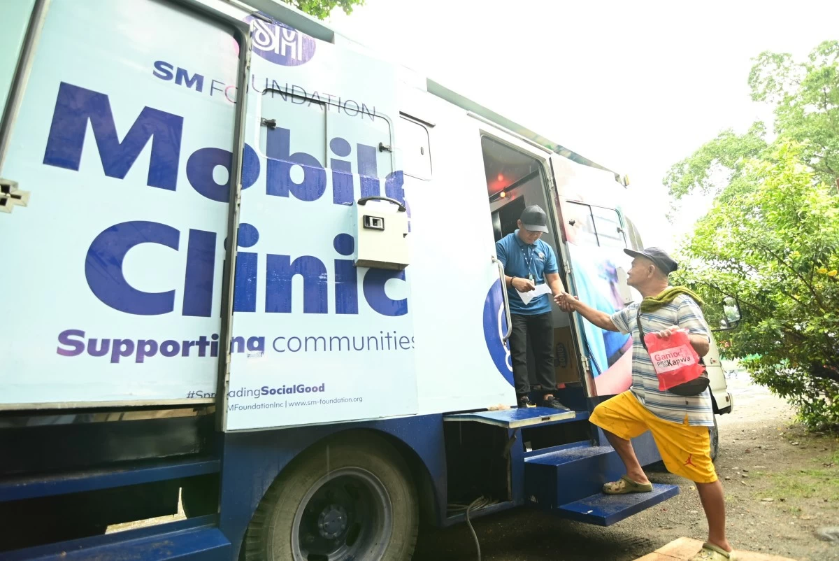  With a fleet of six mobile clinics, the foundation delivers free medical care directly to far-flung areas. In photo: The SM Foundation Mobile Clinic in Polomolok, South Cotabato. 
