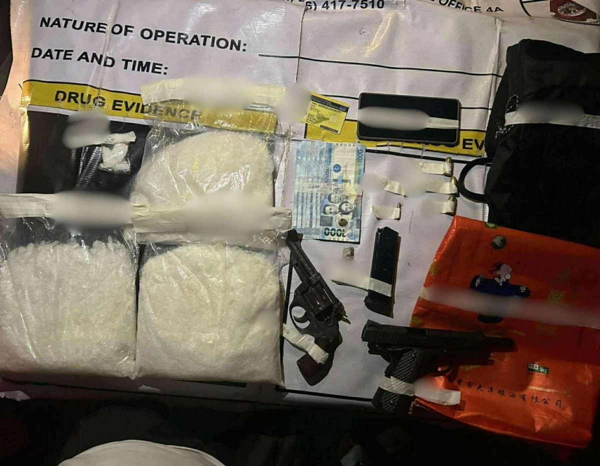 Guns, ammunition, and three kilos of suspected shabu confiscated during the buy-bust operation in Bacoor City (Photo from Cavite PPO/MANILA BULLETIN)