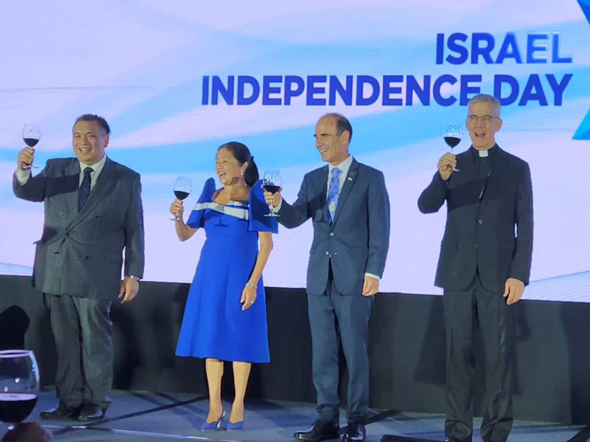 Ceremonial toast with Department of Foreign Affairs Undersecretary  Jesus S. Domingo, First Lady Louise Araneta-Marcos, Ambassador Ilan Fluss, and Dean of the Diplomatic Corps Apostolic Nuncio Archbishop Charles Brown