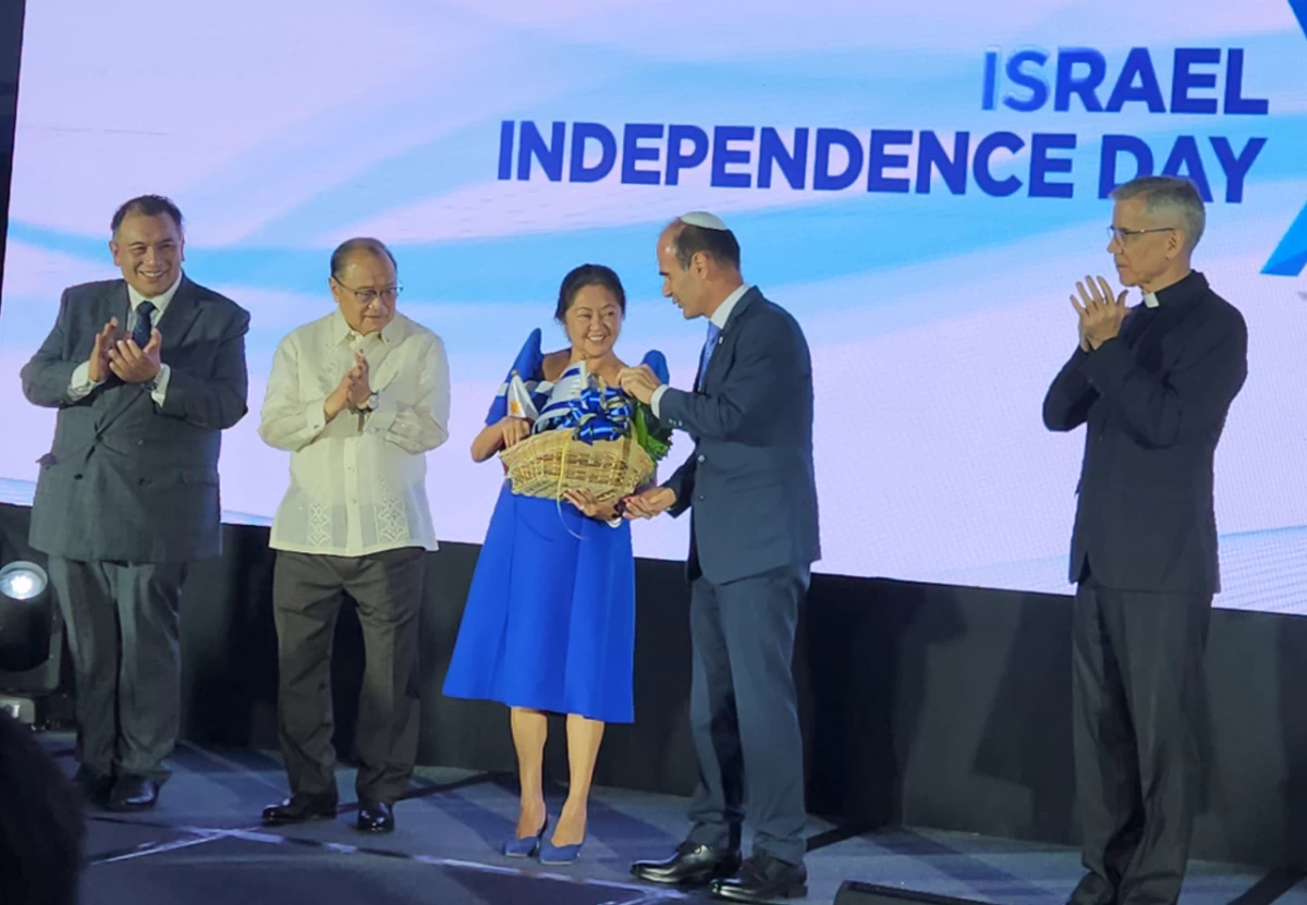 Ambassador Ilan Fluss presents a basket  of fresh vegetables harvested from Metro Pacific Fresh Farms  as token to First Lady Louise Araneta-Marcos. The ceremony was witnessed by Department of Foreign Affairs Undersecretary Jesus S. Domingo, Metro Pacific Fresh Farms (MPFF) Manuel V. Pangilinan, and Apostolic Nuncio Archbishop Charles Brown