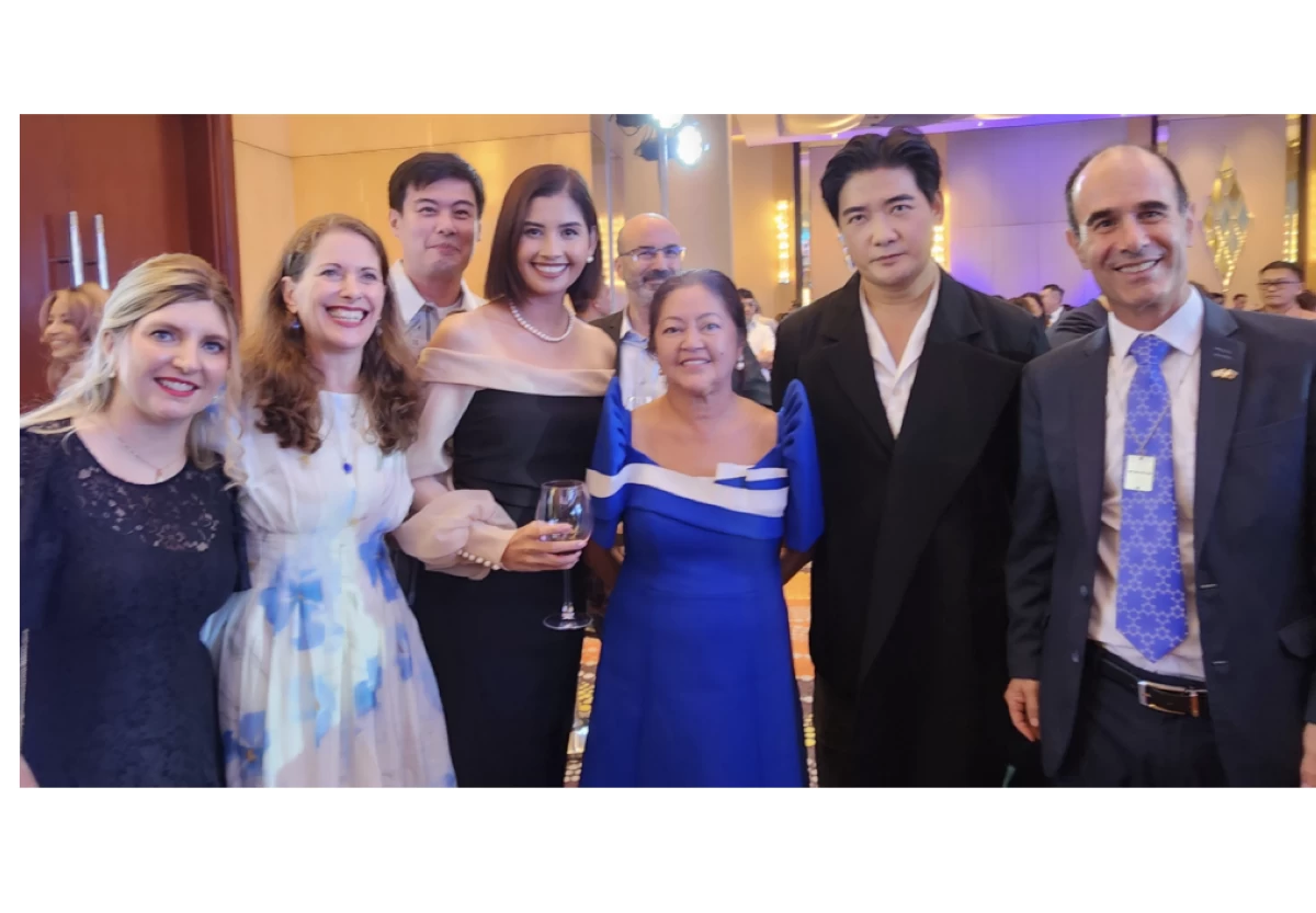 Israel Embassy’s Deputy Head of Mission Ester Buzgan, Mme. Gila Fluss, couple Llyod Lee and Shamcey Supsup-Lee, First Lady Louise Araneta-Marcos,Tim Yap, and Ambassador Ilan Fluss
