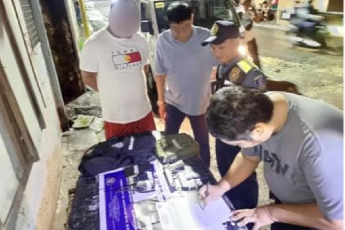The Taguig police with the suspect (Photo from Taguig police / SPD)
