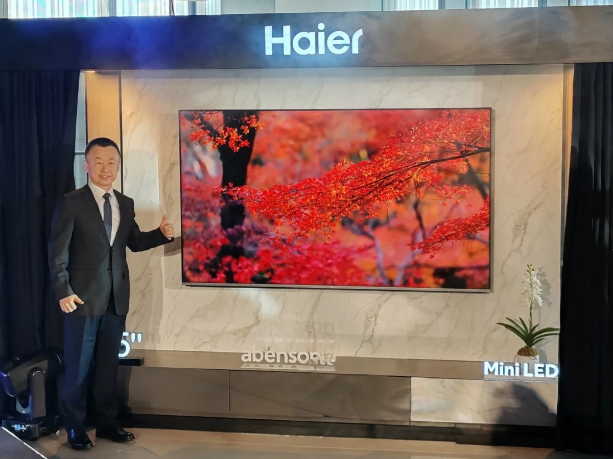 Xuhong Yan, CEO and President of Haier Philippines, leads the unveiling of Haier Mini LED TV.