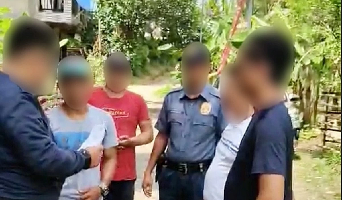 The police arresting the suspect (second from left) in Romblon on July 1 (Photo from SPD) 