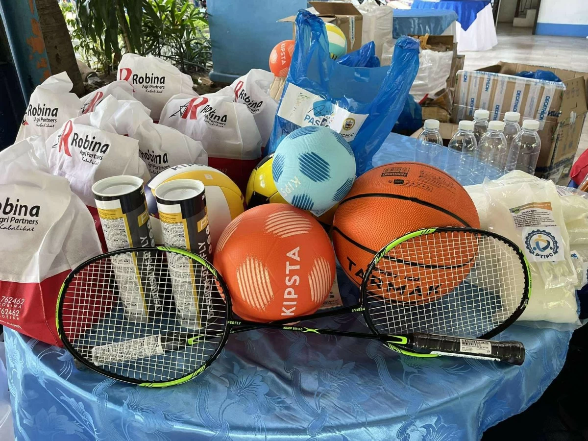 Child laborers receive assistance, including food, toys, and school supplies from partner organizations. (Photos from Pasig PIO)