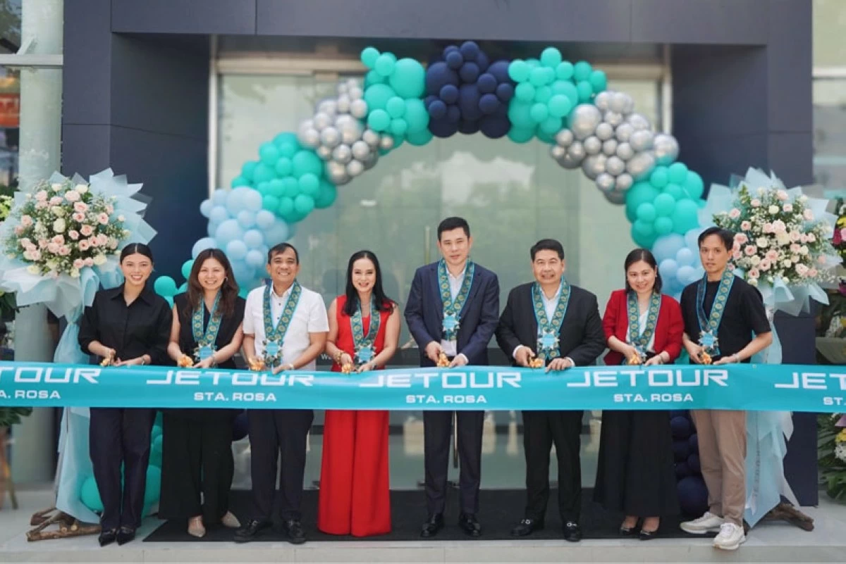From left: Ms. Caitlin Breanna N. Lee, Executive Director, Jetour Auto Sta Rosa; Ms. Jacqueline Lee, Dealer Principal, Jetour Auto Sta Rosa; Hon. Arnold Arcilla, Vice Mayor, City of Sta Rosa; Hon. Arlene Arcillas, Mayor, City of Sta Rosa; Henson Lee, Dealer Principal, Jetour Auto Sta Rosa; Miguelito Jose, Managing Director, Jetour Auto Philippines; Atty. Janelyn Pua-Ng, Executive Director, Jetour Auto Sta Rosa, and Jason Ng.