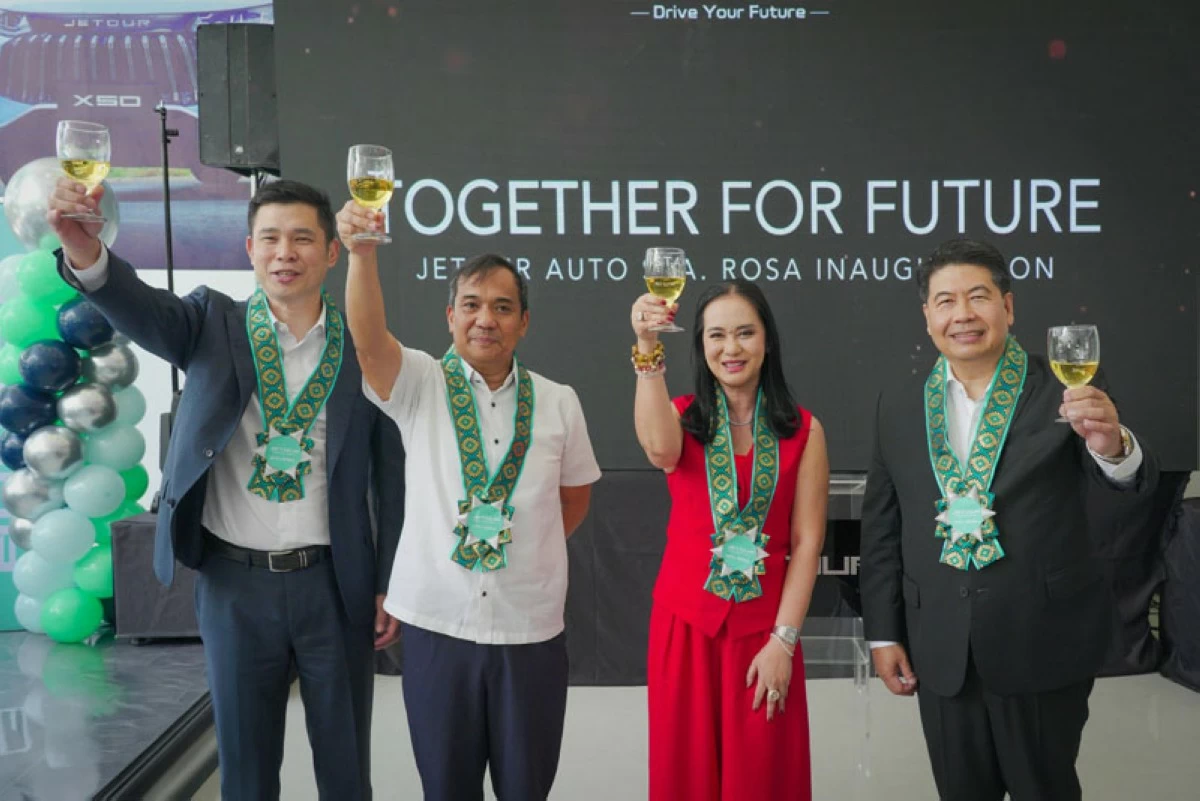 From left: Henson Lee, Dealer Principal, Jetour Auto Sta Rosa; Hon. Arnold Arcillas, Vice Mayor, City of Sta Rosa; Hon. Ms. Arlene Arcillas, Mayor, City of Sta Rosa; Miguelito Jose, Managing Director, Jetour Auto Philippines.