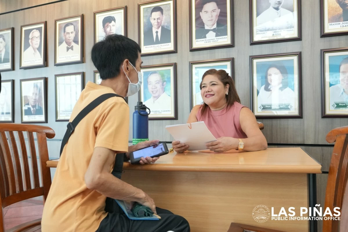 Mayor April Aguilar helps a Green Card applicant. (Photo from Las Pinas PIO