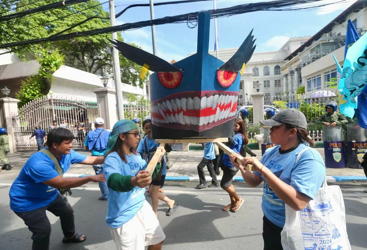 Fishermen from nine cities and provinces (Quezon, Cavite, Bataan, Zambales, Batangas, Bulacan, Navotas, Las Piñas, and Parañaque), along with representatives from the NGO for Fisheries Reform (NFR), held a protest in front of the Supreme Court. They brought an effigy of a fishing vessel to represent commercial and large-scale fishing activities in municipal waters. (Photos by Mark Balmores)