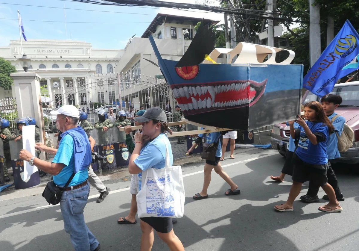Fishermen from nine cities and provinces (Quezon, Cavite, Bataan, Zambales, Batangas, Bulacan, Navotas, Las Piñas, and Parañaque), along with representatives from the NGO for Fisheries Reform (NFR), held a protest in front of the Supreme Court. They brought an effigy of a fishing vessel to represent commercial and large-scale fishing activities in municipal waters. (Photos by Mark Balmores)