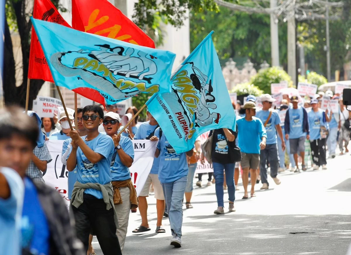 Fishermen from nine cities and provinces (Quezon, Cavite, Bataan, Zambales, Batangas, Bulacan, Navotas, Las Piñas, and Parañaque), along with representatives from the NGO for Fisheries Reform (NFR), held a protest in front of the Supreme Court. They brought an effigy of a fishing vessel to represent commercial and large-scale fishing activities in municipal waters. (Photos by Mark Balmores)