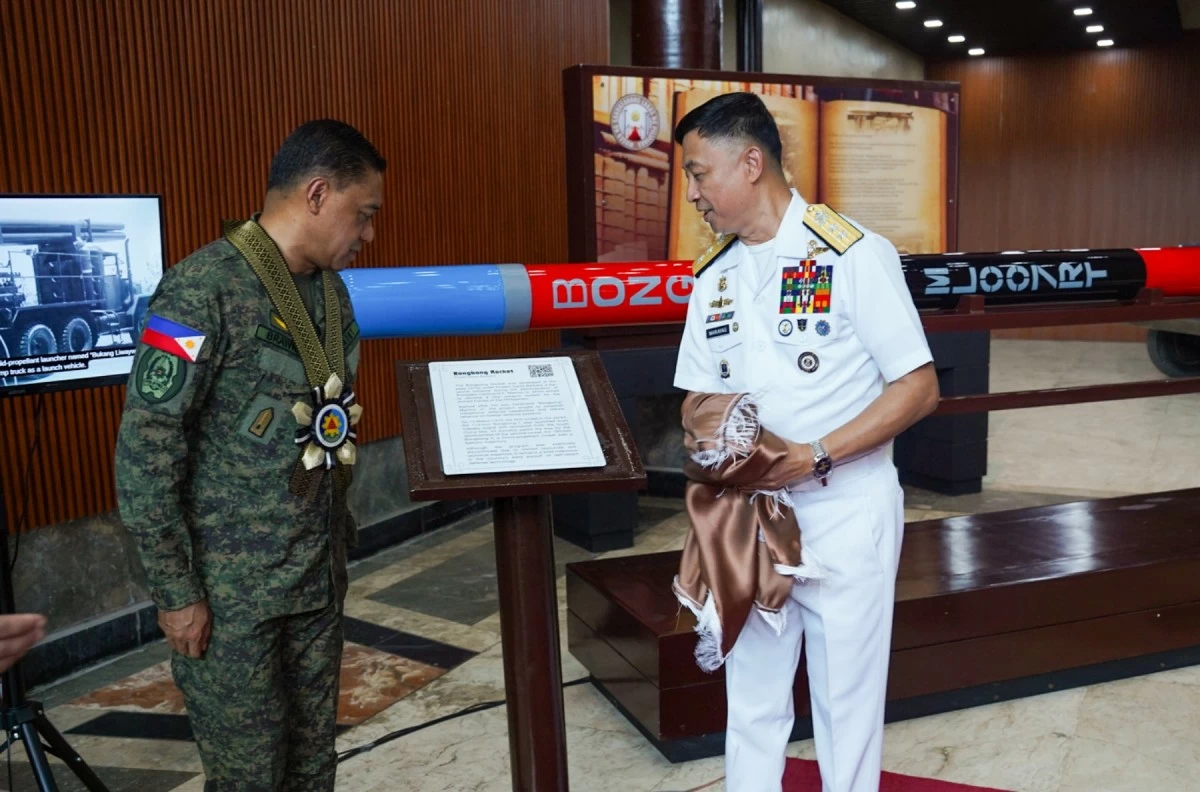 Armed Forces chief General Romeo Brawner Jr. (left) reads the description on the historical marker of the 