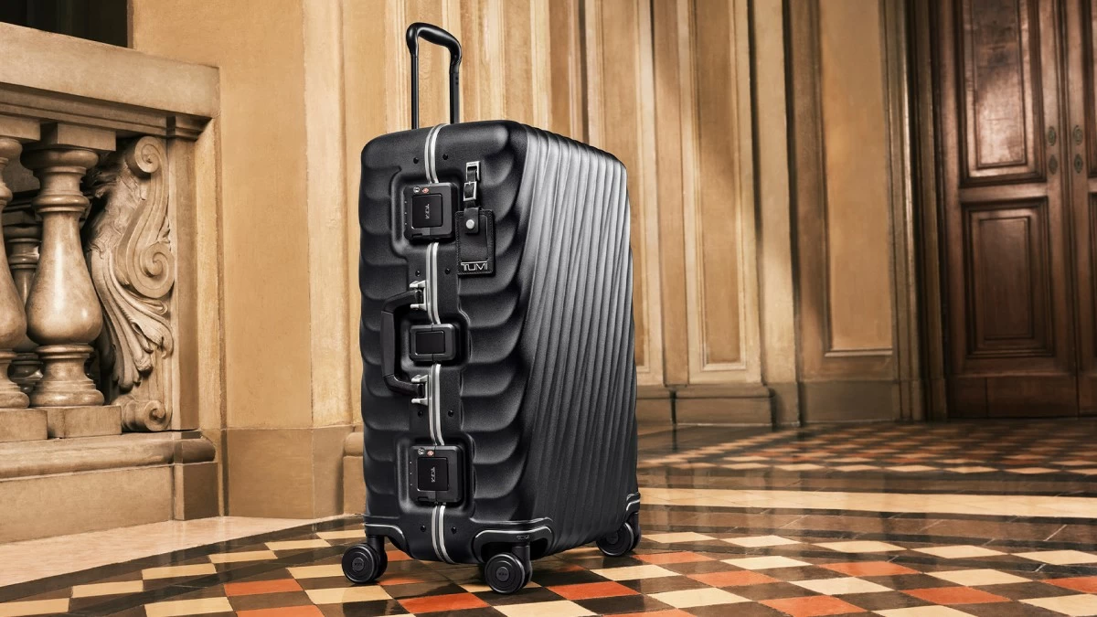 19 Degree International 4 Wheeled Carry On in Black