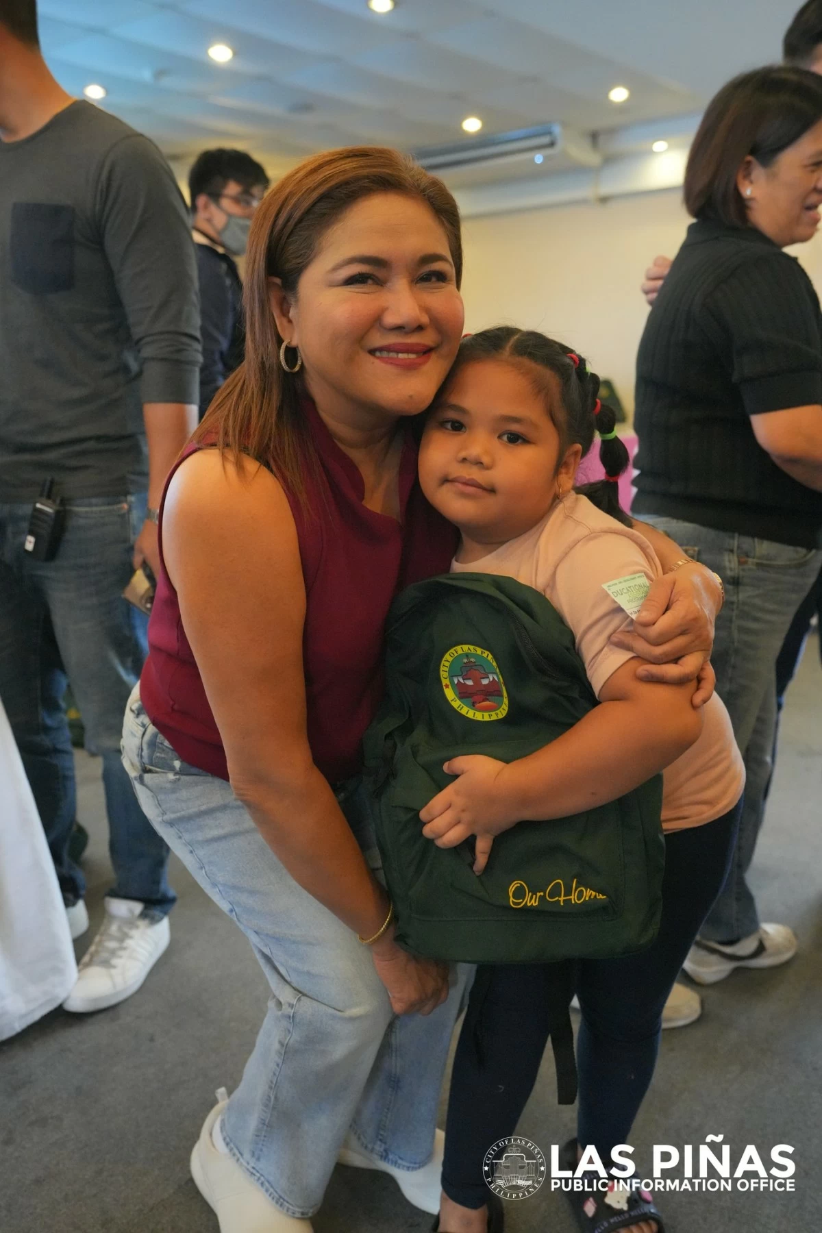 Mayor April Aguilar with student beneficiary of school supply (Photo from Las Pinas PIO)   