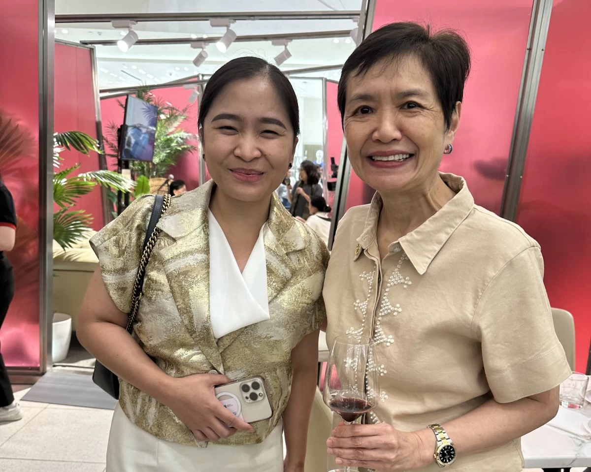 Robina Gokongwei-Pe (right), chairperson of Robinsons Retail Holdings Inc. (RRHI)