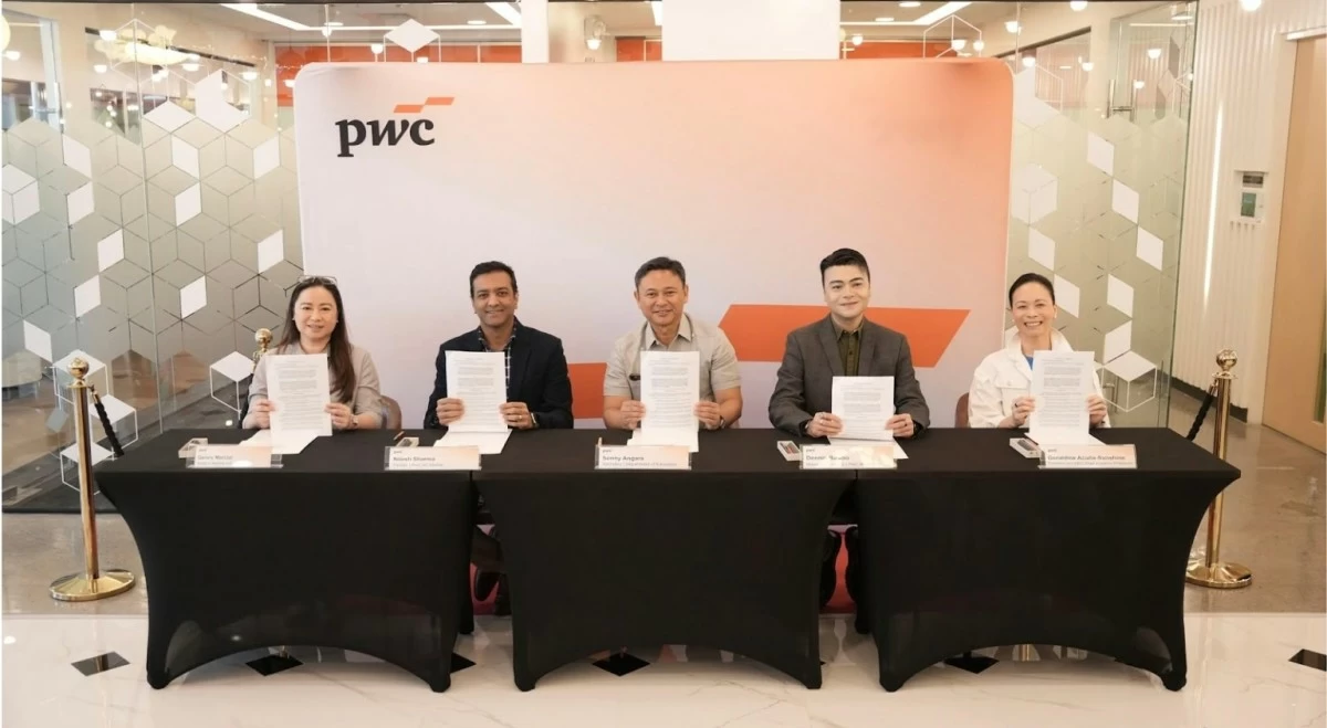 In the photo (L to R): Genny Marcial- IBPAP Head of Membership, Nilesh Sharma- PwC AC Manila Partner and General Manager, Sec. Sonny Angara- DepEd Secretary, Dennis Basilio- PwC AC Manila COO, Geraldine Acuña-Sunshine- Khan Academy Philippines President and CEO