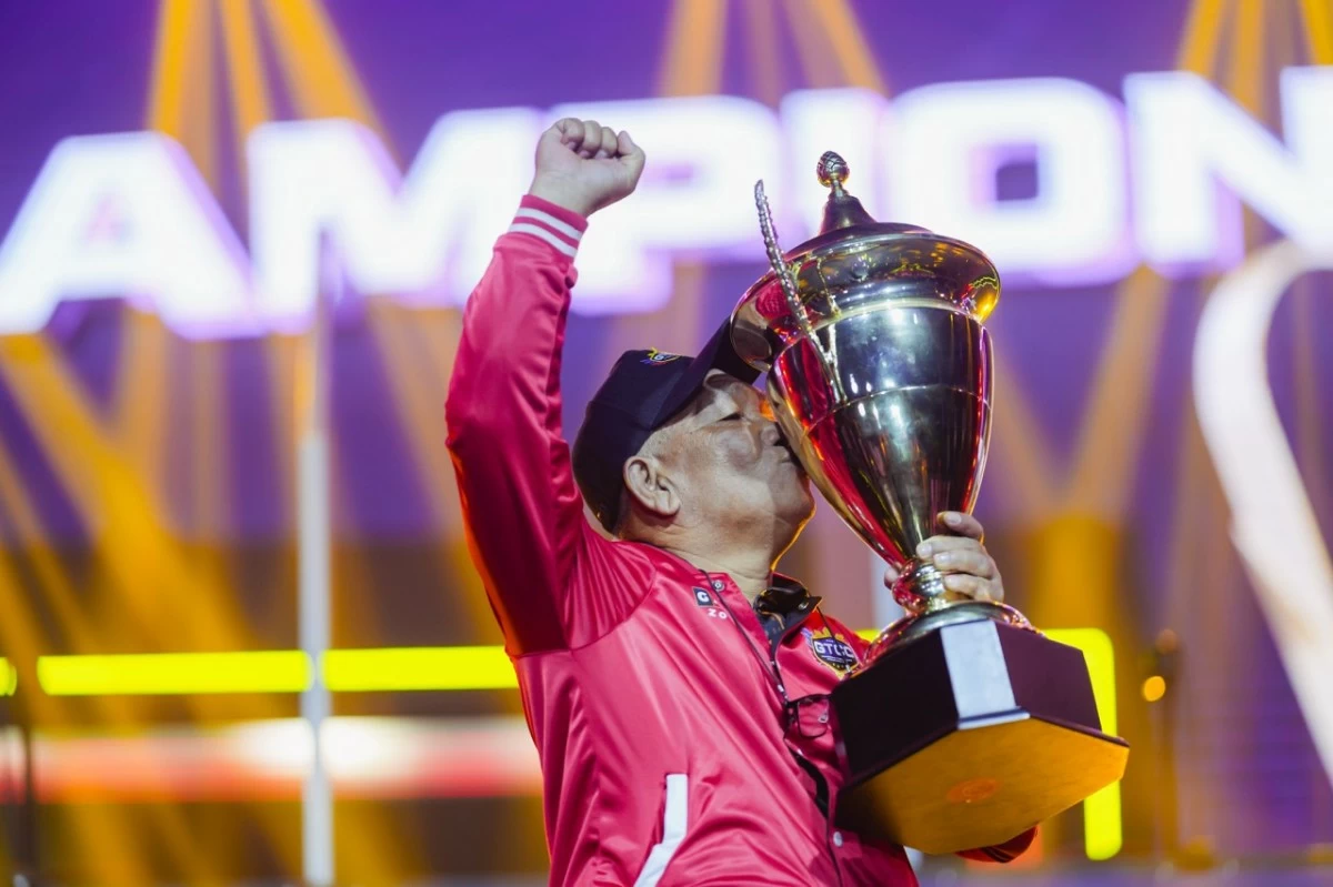 Benigno De Guzman Casayuran kissing his GTCC: Summer Showdown championship trophy.