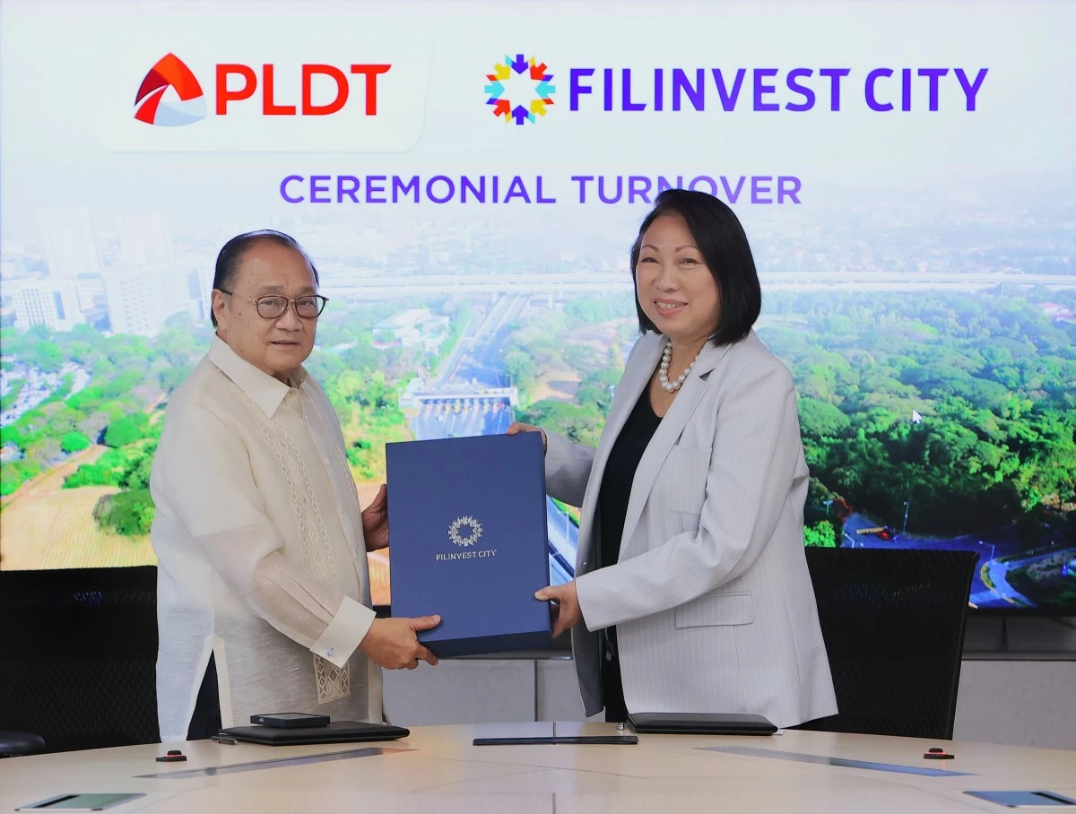 In photo: Chairman & CEO of PLDT Inc., Manuel V. Pangilinan and Vice Chairperson, Filinvest Development Corporation, Josephine Gotianun Yap.
