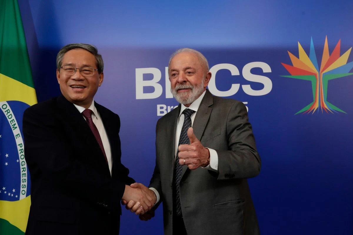 Brazilian President Luiz Inacio Lula da Silva, right, flashes a thumbs up as he and China's Premier Li Qiang pose for photos during their bilateral meeting ahead of the upcoming 17th annual BRICS summit in Rio de Janeiro, Saturday, July 5, 2025. (AP Photo/Bruna Prado)