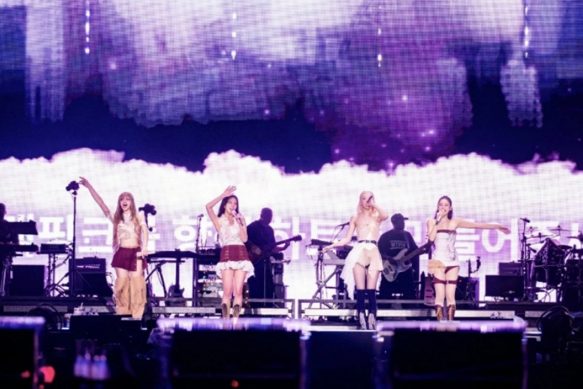 BLACKPINK performing at their 