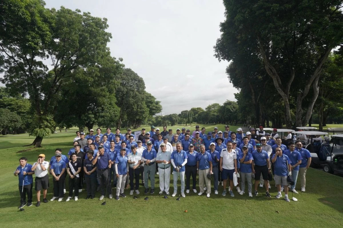 Legal professionals, Ateneo alumni, and friends and partners of the Fraternal Order of Utopia gather for a group photo before the start of the Utopia Excellence Cup last July 4 at the Wack Wack Golf and Country Club.
