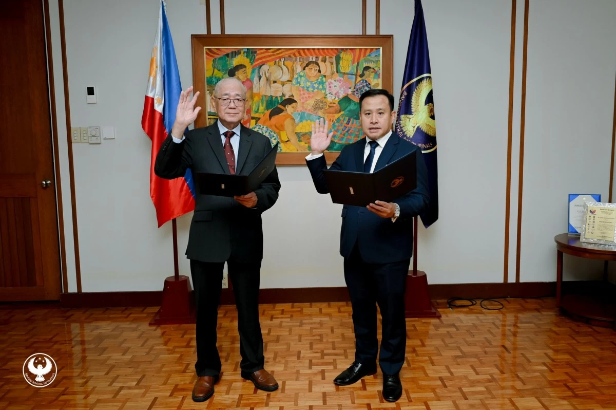 Roberto L. Figueroa (left) takes his oath as the new General Counsel of the Bangko Sentral ng Pilipinas (BSP), administered by BSP Governor Eli M. Remolona Jr. (right)