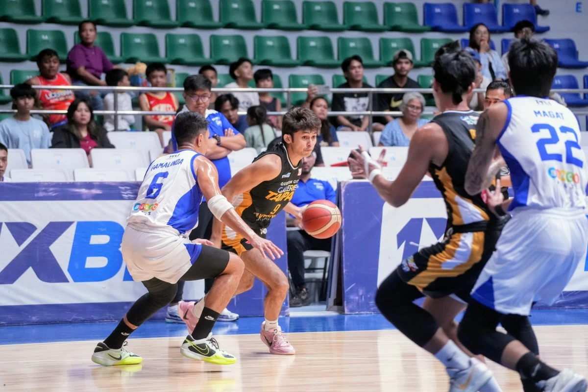 Jayson Puray, with the ball, shines for Quezon City Galeries Taipan. (MPBL)