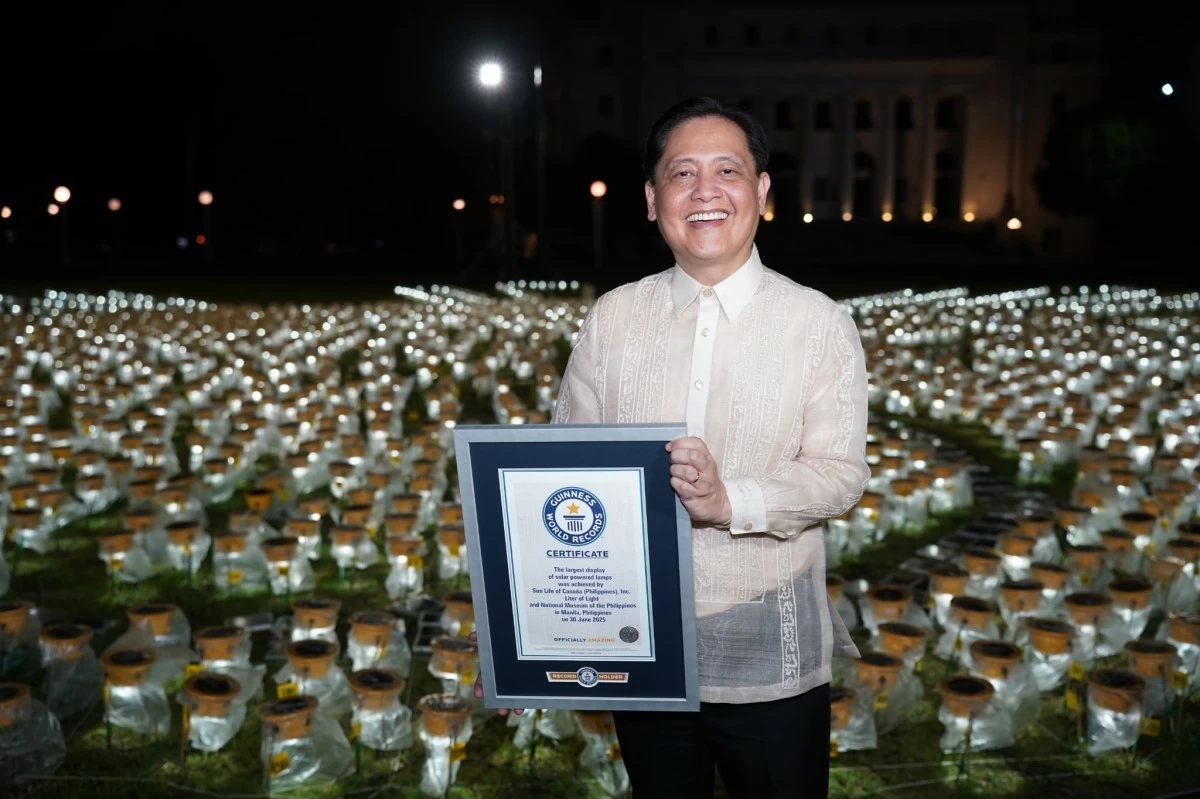 Benedict Sison, CEO and country head of Sun Life Philippines, holding the official certificate from the Guinness World Records.
