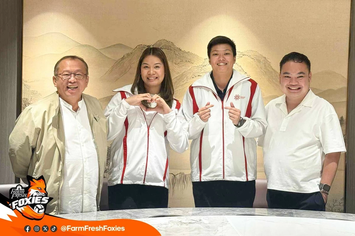 Ces Molina, second from left, and Riri Meneses, third from left. (Farm Fresh Foxies)