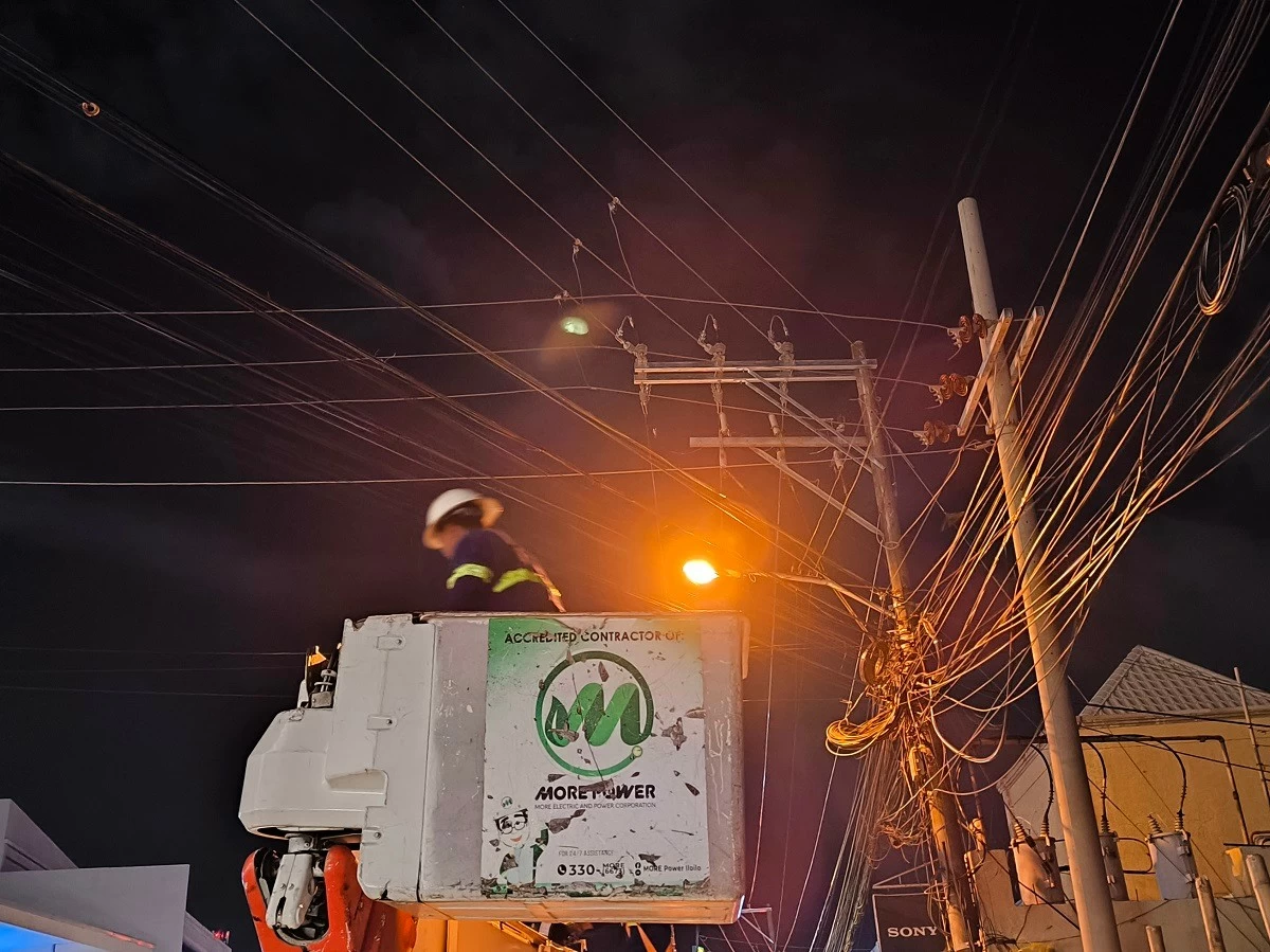 LINEMEN of MORE Power in Iloilo City.  (Tara Yap)
