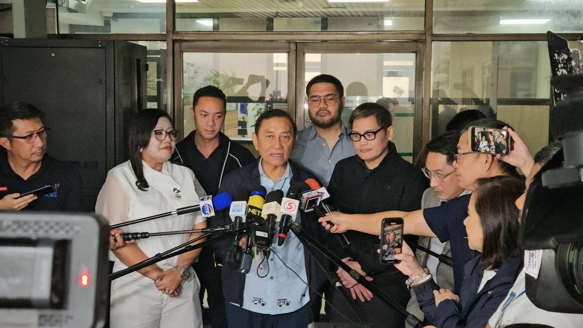 Manila 6th district Rep. Bienvenido "Benny" Abante Jr. (center), surrounded by 'Young Guns' members (Ellson Quismorio/ MANILA BULLETIN)