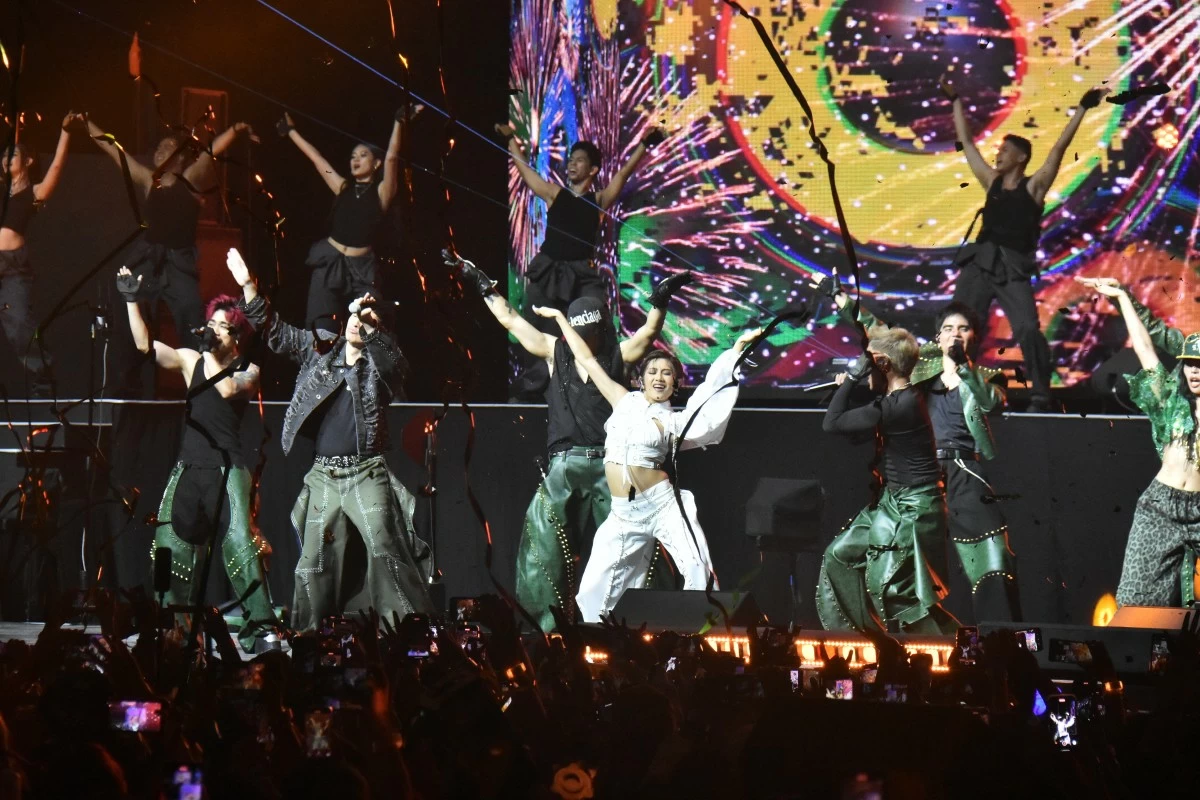 BINI’s Sheena dazzled fans by joining forces with SB19 to dance along to the song
“Dungka.”